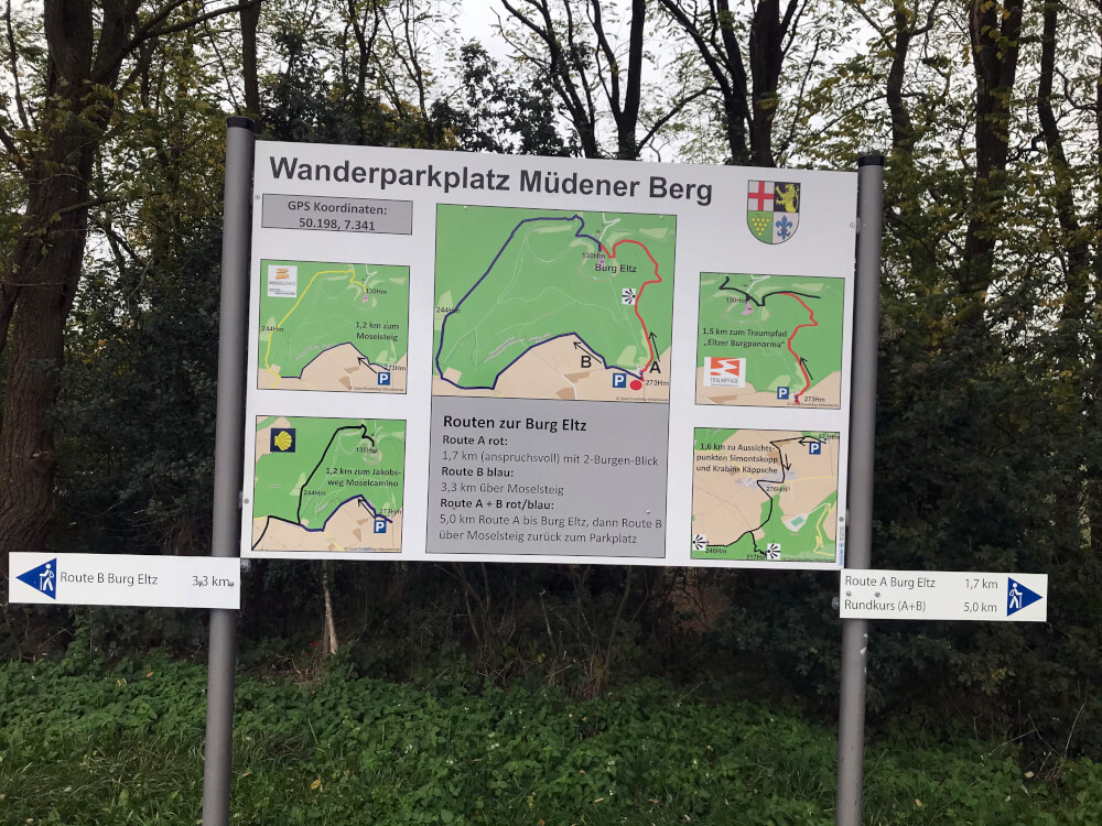 Schild für die Wanderung zur Burg Eltz